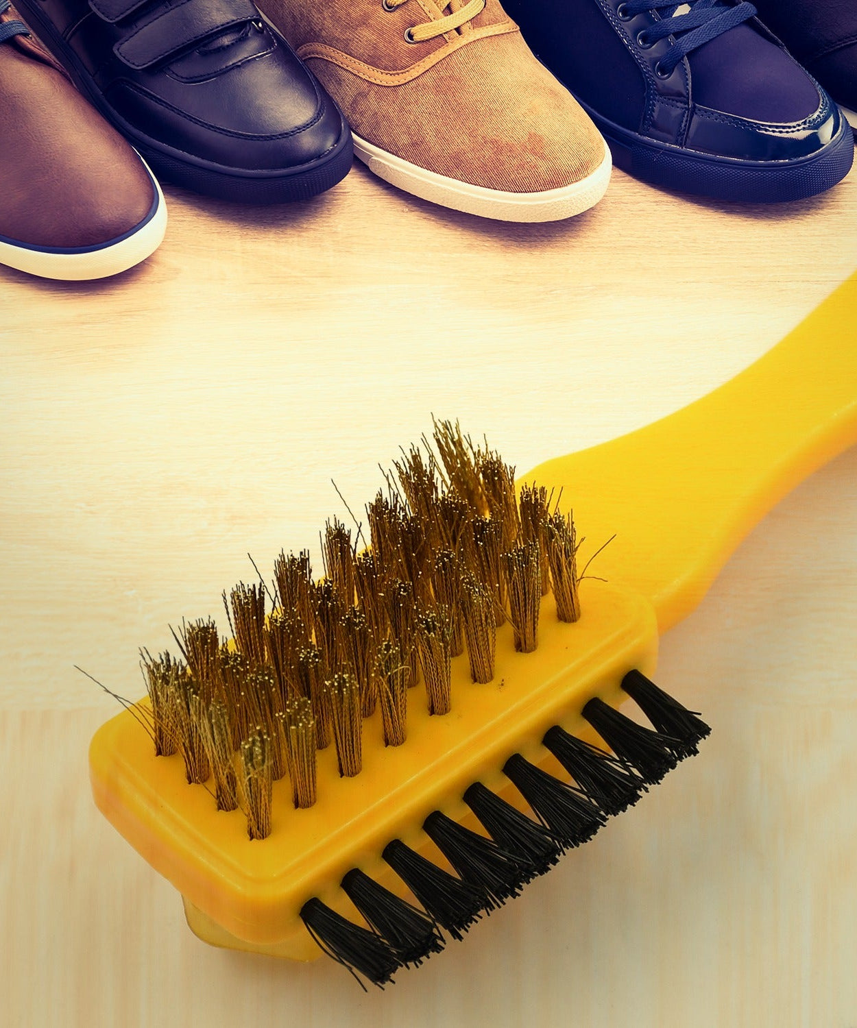 Multifunctional 3-side shoe brush, effective for cleaning and polishing different shoe materials.