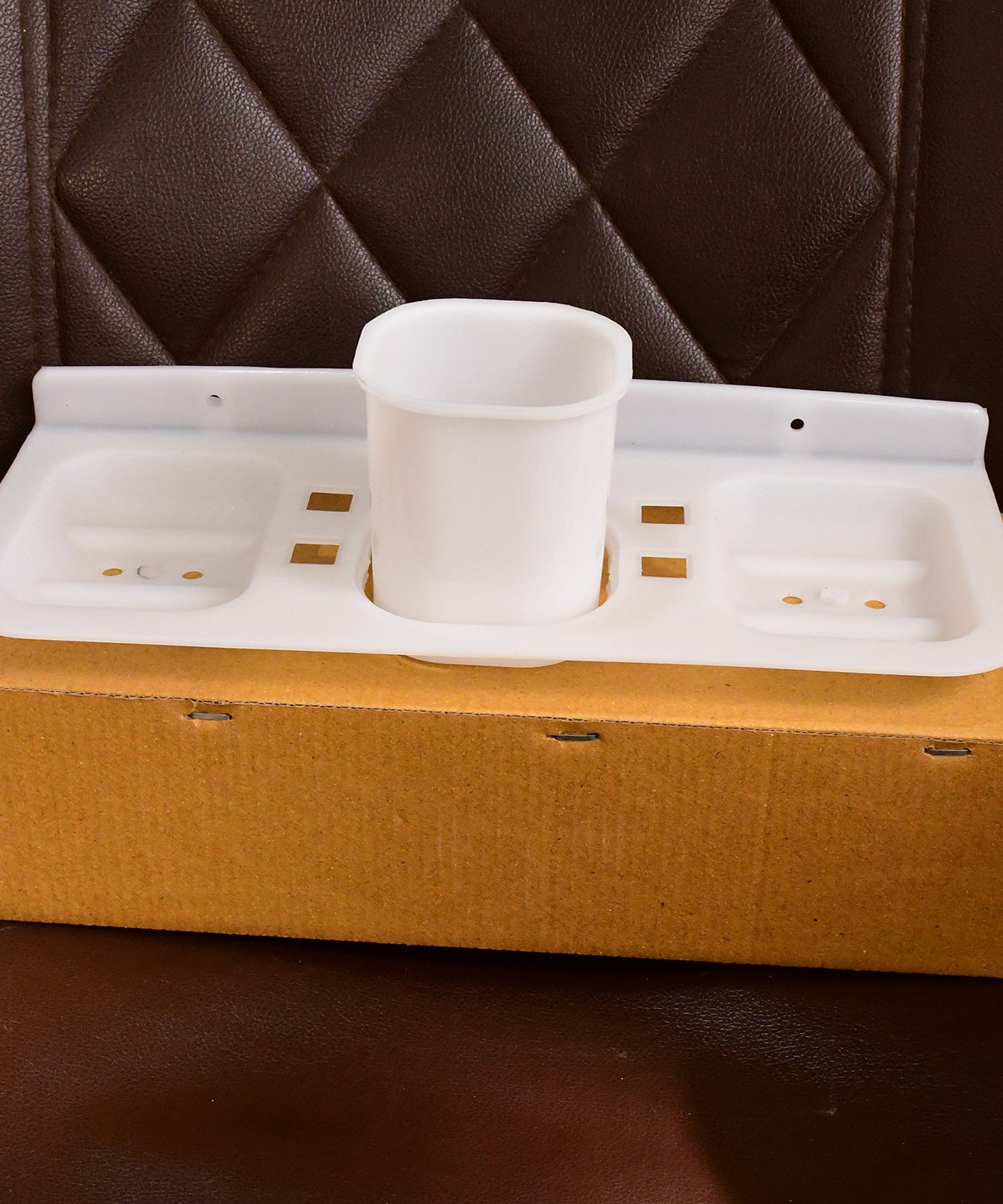 Plastic Soap Dish and plastic soap dish tray used in bathroom and kitchen purposes.
