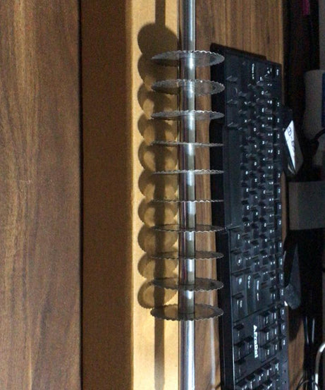 Dough cutting tool for kitchen use, suitable for various dough types