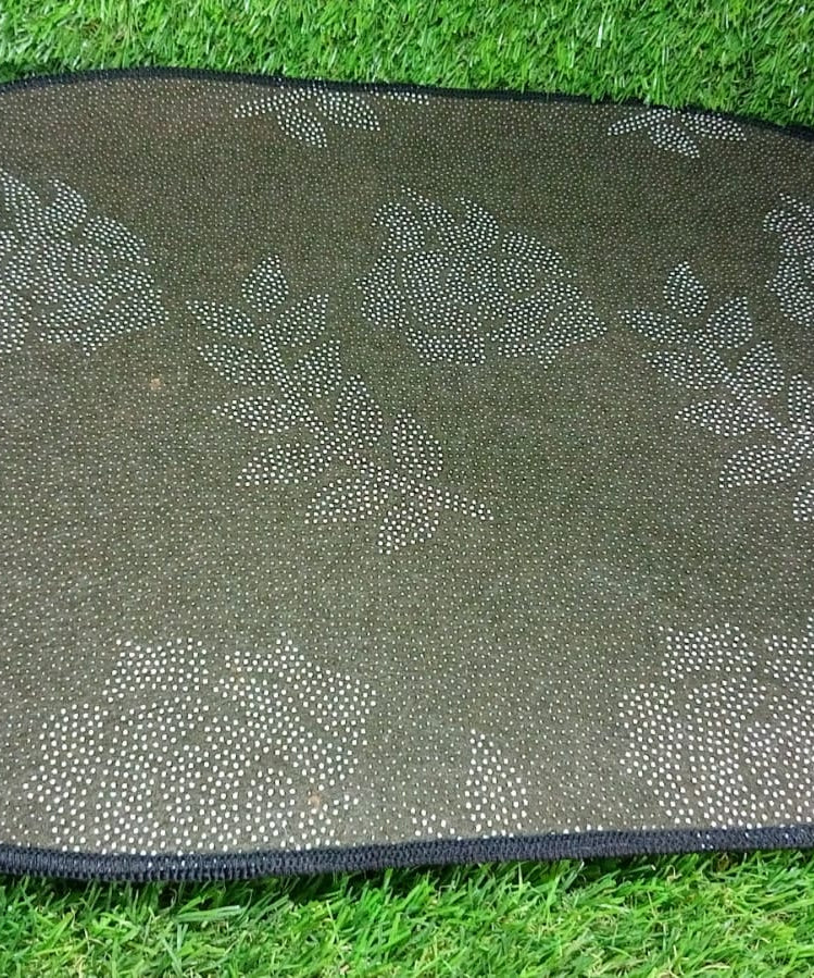 Slip-resistant bathroom rug with instant drying feature