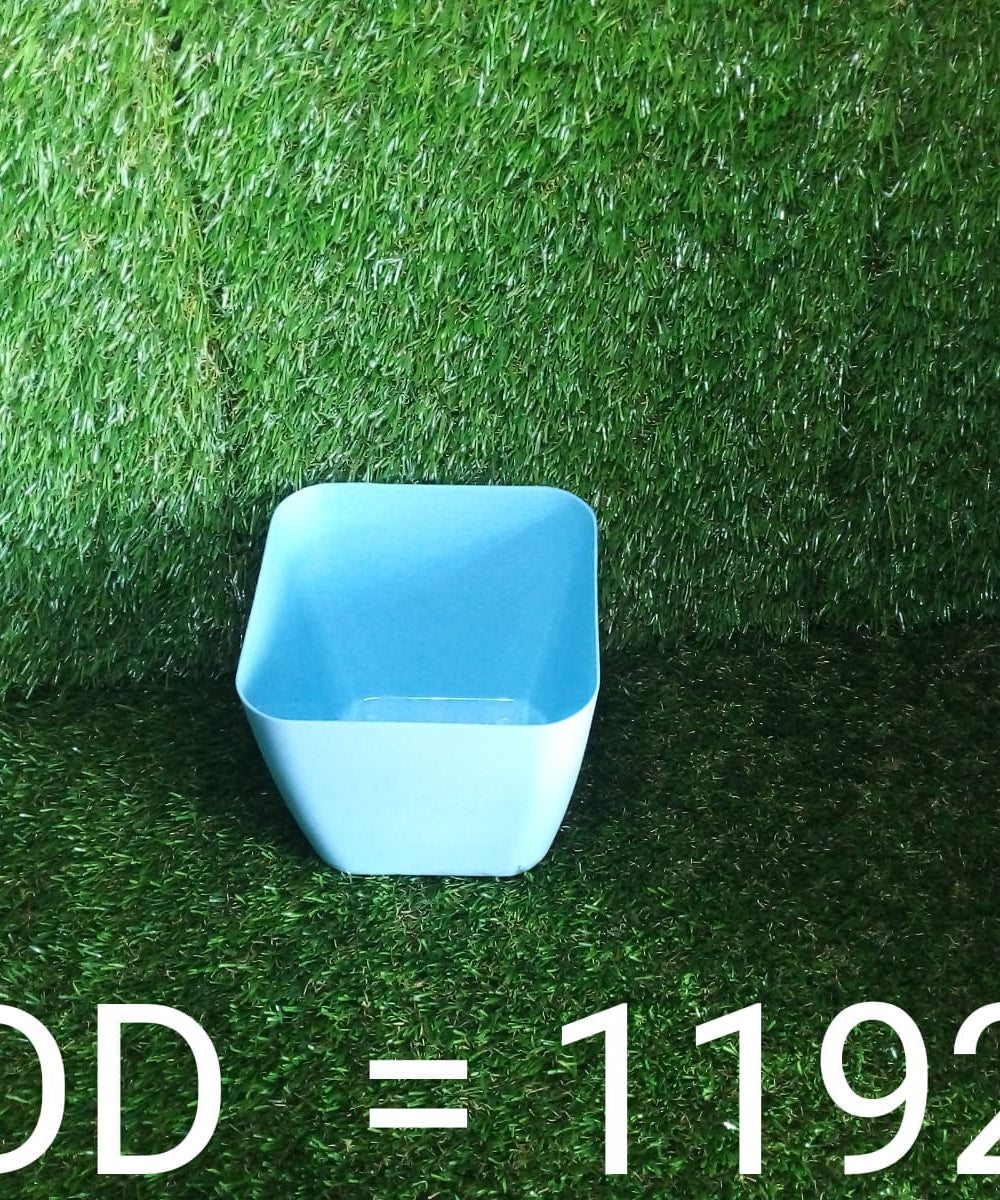 Square plastic planters with rounded edges