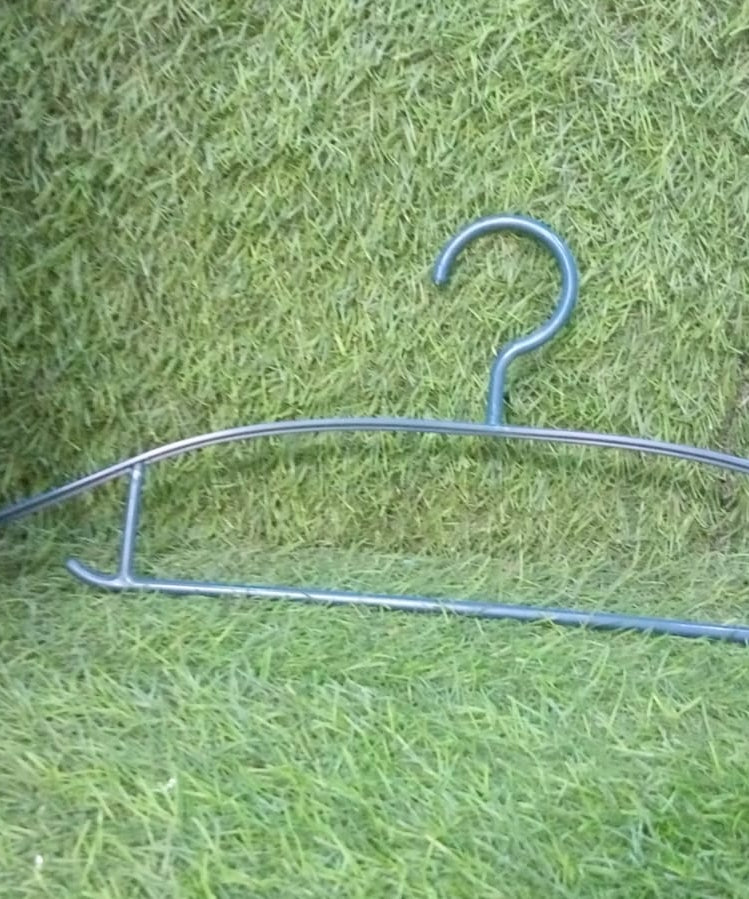 Durable and sleek plastic hangers (10pc)