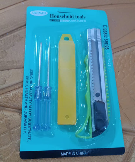 Heavy Duty Working Cutter Knife with replacement blade, 2 Screwdriver Hand Tool (4 Pc Set)