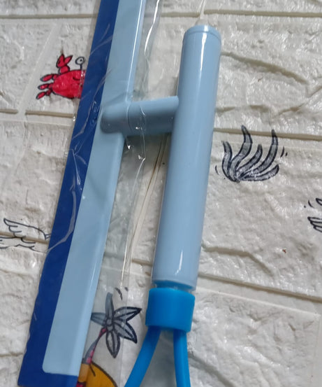 Glass cleaner with ergonomic handle and blade