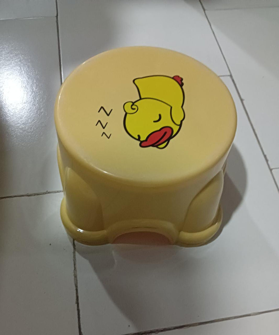 Portable plastic stool with anti-slip design, strong and versatile for indoor and outdoor use.