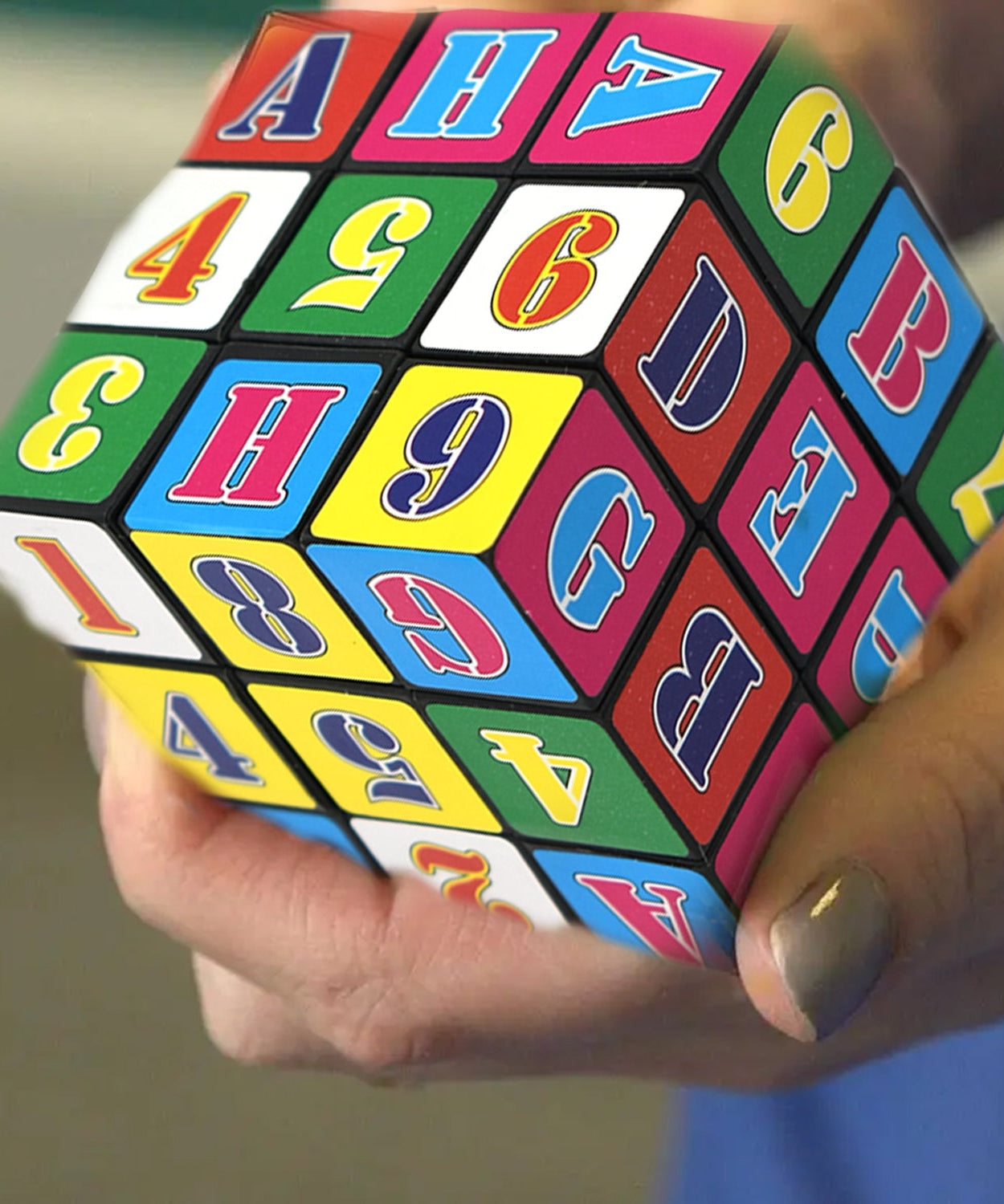 Space-saving car dustbin with lid.