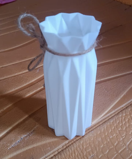 Plastic Vase / Pot - Elegant Design-Ideal Gift for Friends and Family (1 Pc)