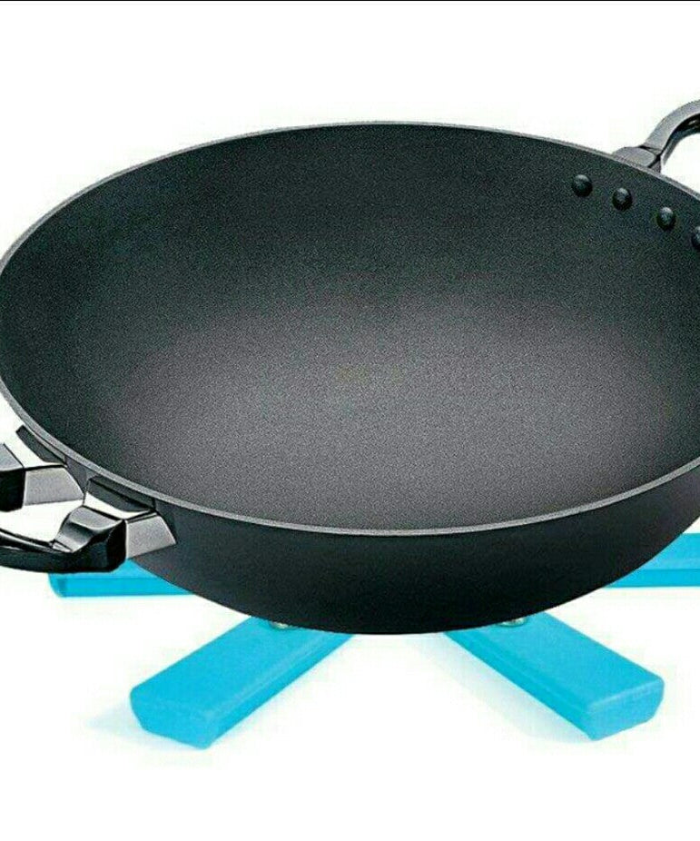 Portable and foldable kitchen hot mat, non-slip and heat-resistant.