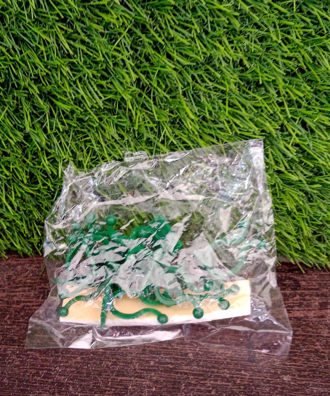 Set of plant support clips