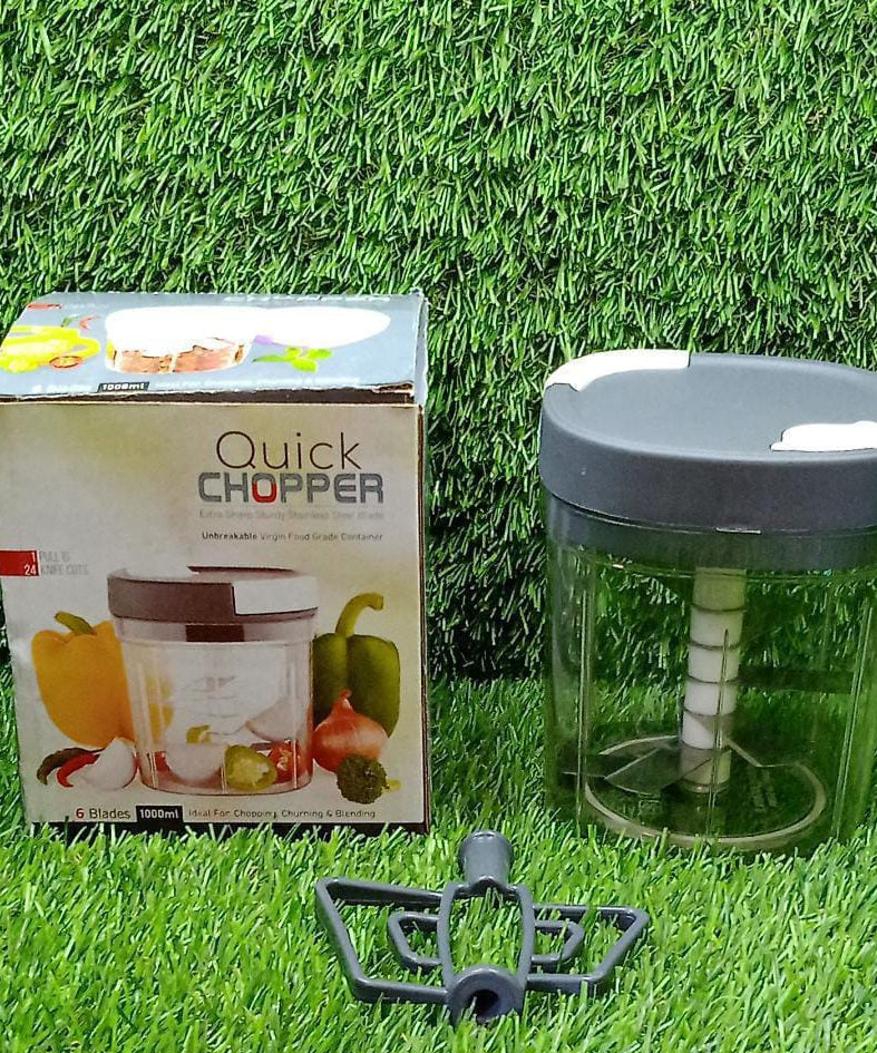 Practical chopper and slicer with a clear bowl for visible chopping and slicing