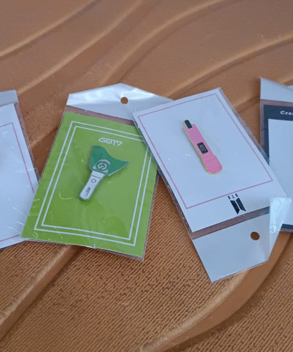 Stylish Metal Badge Pin – Single Piece (Random Design)