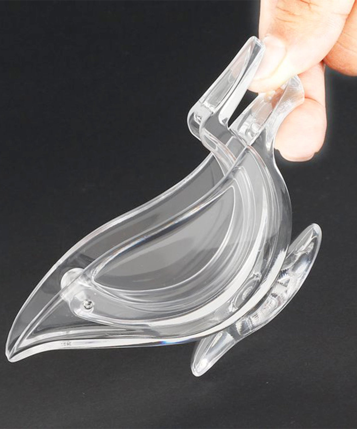 Portable lemon squeezer for kitchen use