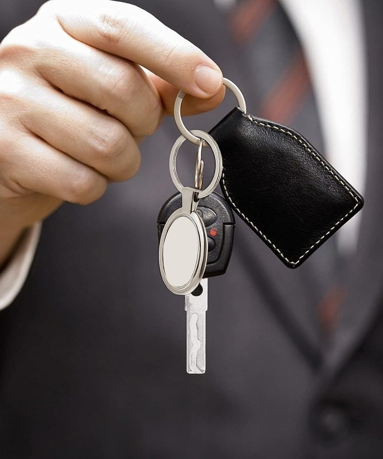 Elegant Oval Shape Metal Keychain for Personal Use