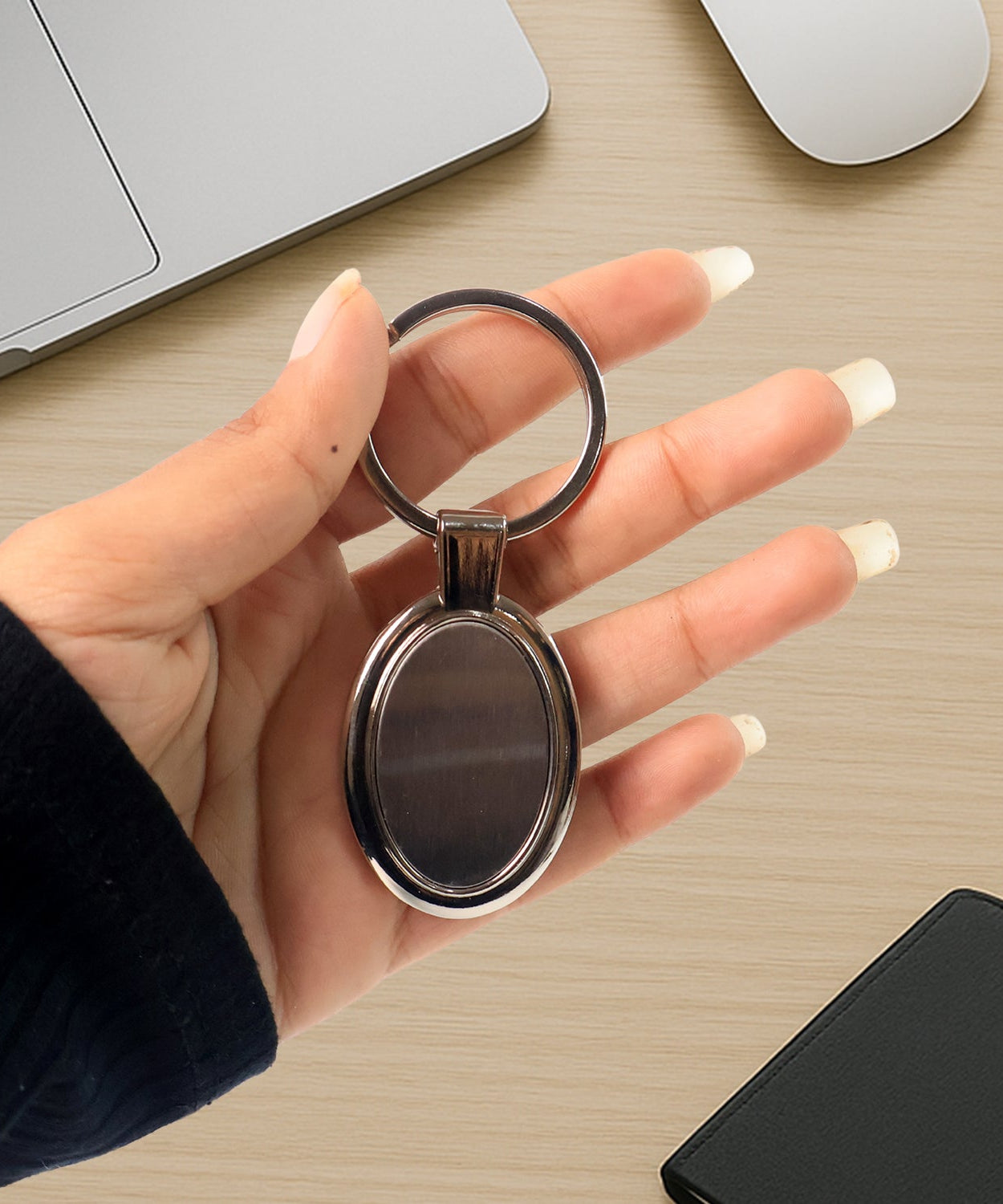 Elegant Oval Shape Metal Keychain for Personal Use