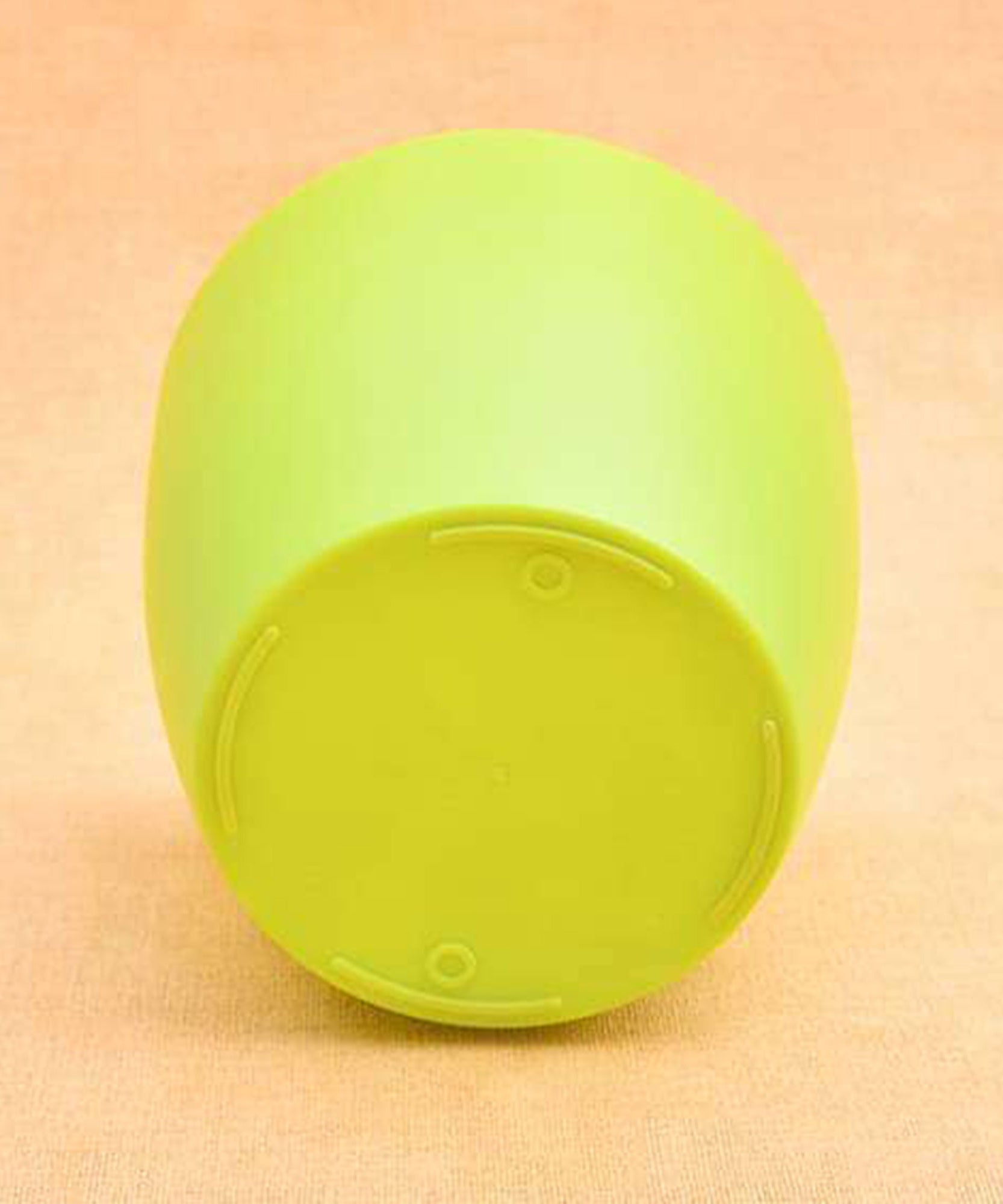 Round plastic planters for gardening